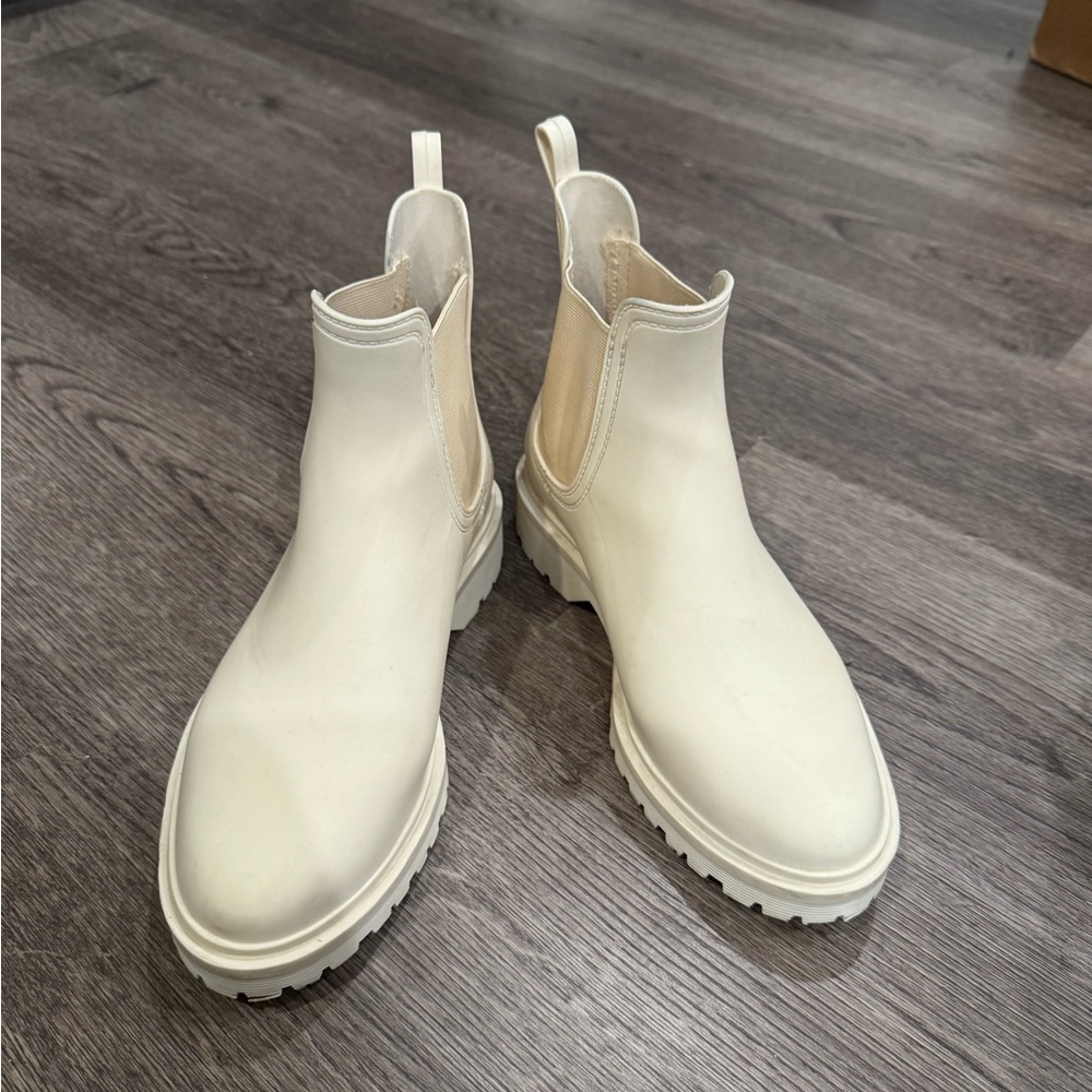 Like new rain/snow boots, very trendy